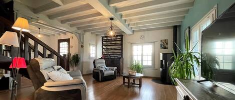 TV, fireplace