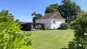 A house with a red-tiled roof, a white exterior, and a well-maintained lawn. - Etchechoury - Moncayolle Larrory Mendibieu (MONCAYOLLE LARRORY MENDIBIEU)