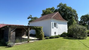 A white house with a red-tiled roof, a wooden structure to the left, and a well-maintained lawn. - Etchechoury - Moncayolle Larrory Mendibieu (MONCAYOLLE LARRORY MENDIBIEU)
