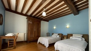 A bedroom with two beds, wooden furniture, and a large wardrobe. - Etchechoury - Moncayolle Larrory Mendibieu (MONCAYOLLE LARRORY MENDIBIEU)