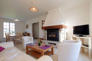 TV, fireplace - Geriza - Uhart-cize - Gîte (UHART-CIZE)