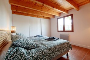 Une chambre à coucher avec un lit, une fenêtre et un radiateur.