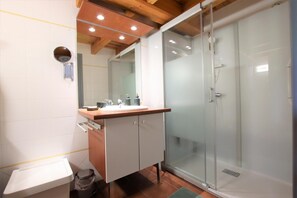 Shower - LE JAI Alai - Saint-jean-pied-de-port (SAINT-JEAN-PIED-DE-PORT)