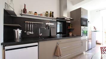 Een koelkast, een microgolfoven, een vaatwasser