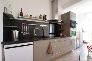 ثلاجة، ميكروويف، غسالة أطباق