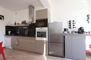 ثلاجة، ميكروويف، غسالة أطباق