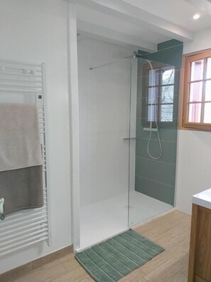 Shower, towels
