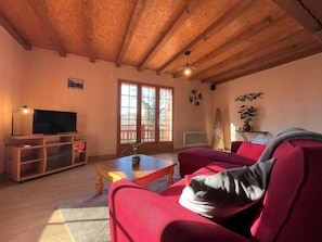 Televisión y chimenea