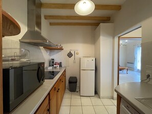 Geladeira, micro-ondas, fogão