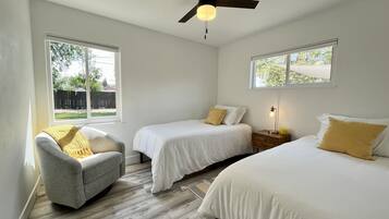 3 slaapkamers, een bureau, een strijkplank/strijkijzer, reisbedje