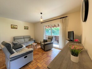 Una televisión, una chimenea