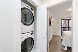 3 bedrooms, iron/ironing board, WiFi, bed sheets - Bright Modern Private Oasis Whole Laneway 3BR 3BA (Toronto)