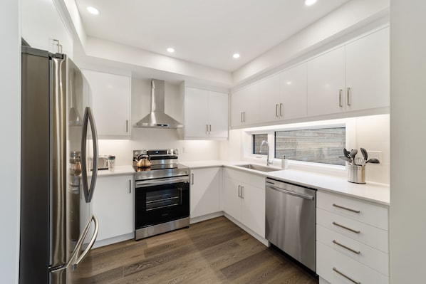 Fridge, microwave, oven, stovetop - Bright Modern Private Oasis Whole Laneway 3BR 3BA (Toronto)