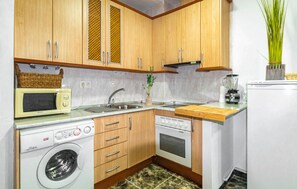 Frigorífico, microondas, horno y placa de cocina