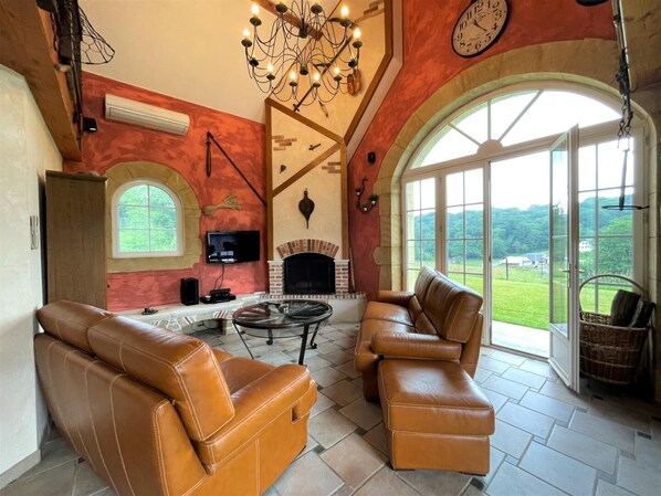 Télévision, cheminée, lecteur de DVD, espaces bureaux