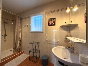 Shower - CHEZ BIELSA 1 - ESPOEY (ESPOEY)