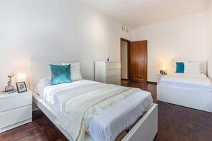 3 habitaciones, tabla de planchar con plancha, internet y ropa de cama