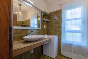 Regadera, secadora de cabello, bidet, toallas