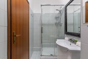 Douche, séchoir à cheveux, bidet, serviettes fournies