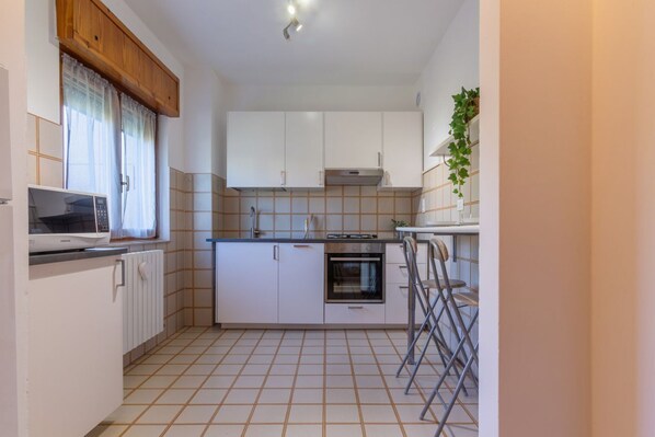 Fridge, microwave, oven, stovetop
