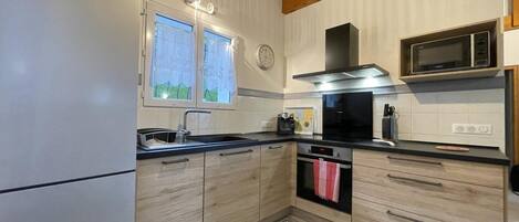Fridge, microwave, stovetop, dishwasher