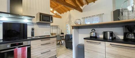 Réfrigérateur, micro-ondes, plaque de cuisson, lave-vaisselle