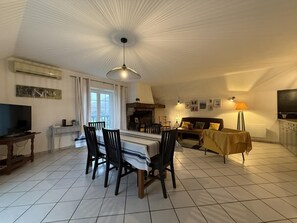 Téléviseur, foyer, lecteur de DVD, chaîne audio