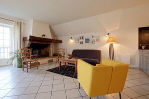 Télévision, cheminée, lecteur de DVD, chaîne hi-fi