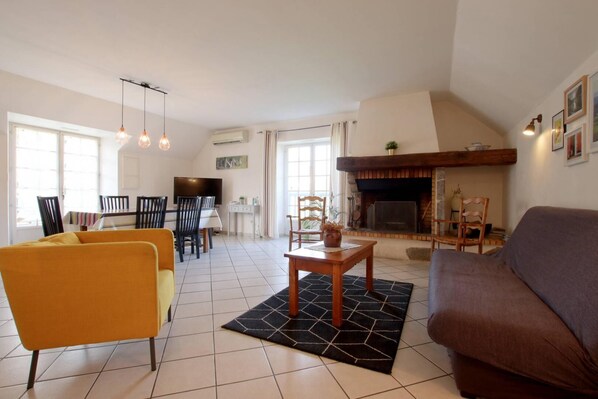 TV, fireplace, DVD player, stereo - Millerou - Montory - Gîte (MONTORY)