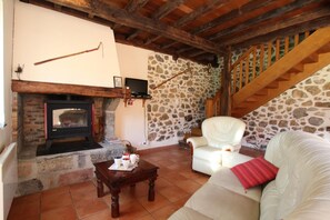 Televisión y chimenea