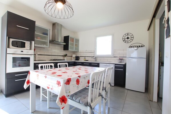 Kjøleskap, mikrobølgeovn, ovn og oppvaskmaskin