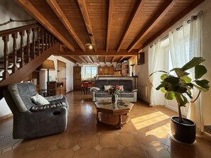 TV, fireplace