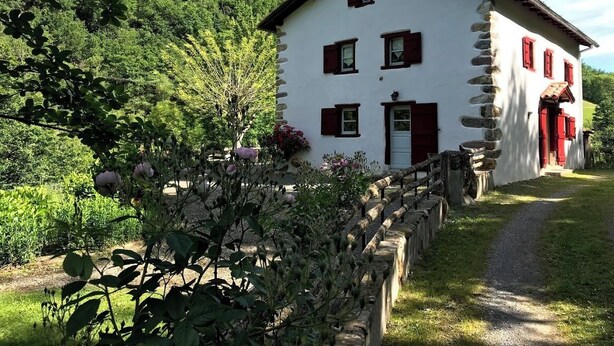 A white building with red shutters, surrounded by greenery and a stone wall. - PUTTIKO - BANCA - Gîte (BANCA)