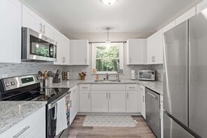 冷蔵庫、電子レンジ、オーブン、コンロ