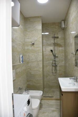Dusche, Haartrockner, Hausschuhe, Bidet