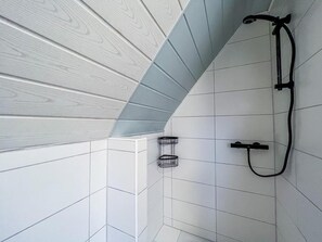 Een douche, een haardroger, handdoeken, zeep