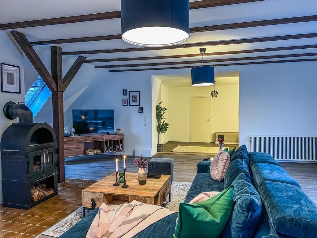 Ein gemütliches Wohnzimmer mit Kamin, einer Couch und einem Couchtisch.