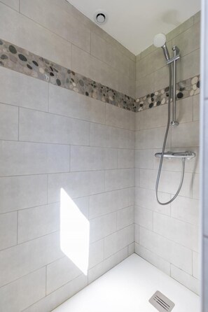 Douche, serviettes fournies