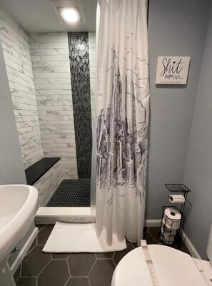 ヘアドライヤー、タオル、石鹸、シャンプー