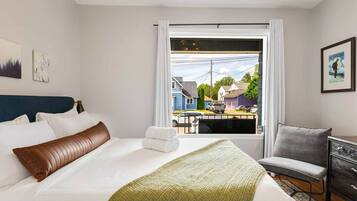 2 bedrooms, desk, iron/ironing board, travel crib