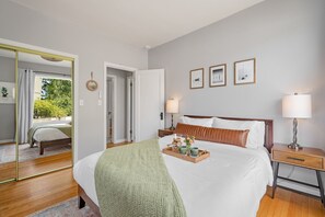 2 makuuhuonetta, työpöytä, silitysrauta/-lauta, vauvan matkasänky