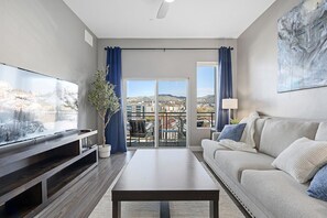 Een smart-tv en een tafeltennistafel