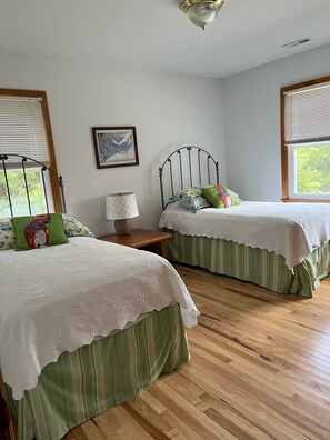 4 habitaciones, tabla de planchar con plancha, wifi y ropa de cama 