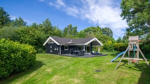 A house with a patio, a play area, and a lawn. - Lovely home in Vejby with kitchen (Vejby)