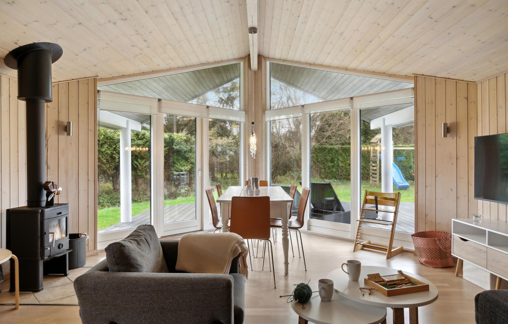 Televisie en een open haard