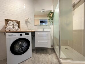 Douche, serviettes fournies