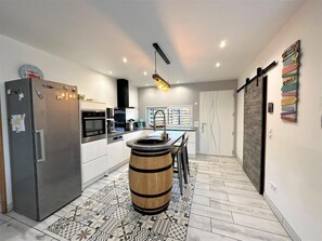 Kühlschrank, Mikrowelle, Ofen, Geschirrspüler