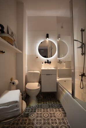 Hair dryer, towels, soap, shampoo - Spacious, calm apartment, near to the center - best for families (Warszawa)