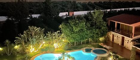 Hồ bơi ngoài trời, dù/ô trên bãi biển/hồ bơi, ghế dài tắm nắng