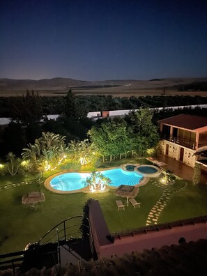 Outdoor pool, pool umbrellas, sun loungers - Dar Ichkeul (Mateur)